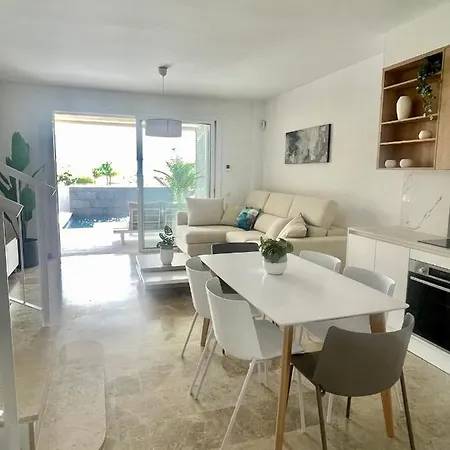 The Retreat House - Private Pool Apartment