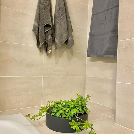 The Retreat House - Private Pool Apartment