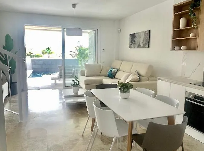 The Retreat House - Private Pool Apartment