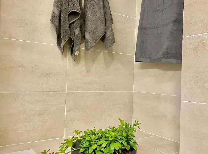 The Retreat House - Private Pool Apartment